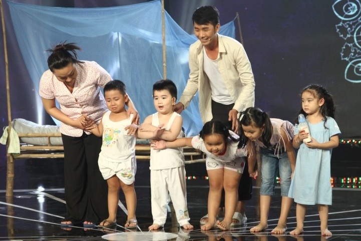 Con trai Kim Tu Long len san khau dien anh 1