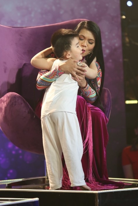 Con trai Kim Tu Long len san khau dien anh 4