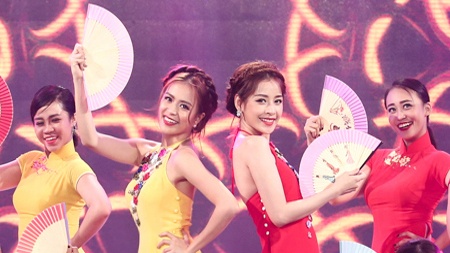 Hoang Thuy Linh va Chi Pu dien ao yem quyen ru tren san khau hinh anh