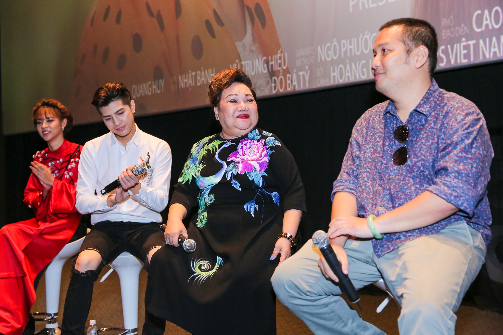 Noo Phước Thịnh ra mắt phim ngắn Momfie - Trời ơi mẹ tôi cũng selfie ảnh 4 Noo Phuoc Thinh ra mat phim ngan Momfie - Troi oi me toi cung selfie anh 4