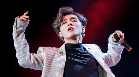 Son Tung M-TP lan dau mang hit 'Lac troi' len song truc tiep hinh anh
