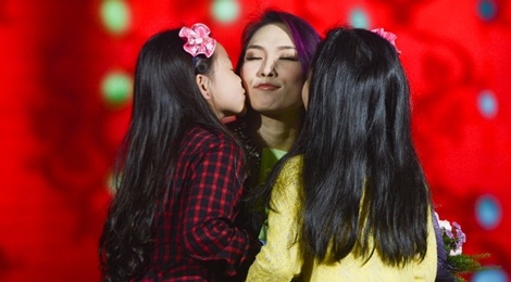 My Tam cuoi tit mat khi duoc fan nhi hon ma hinh anh