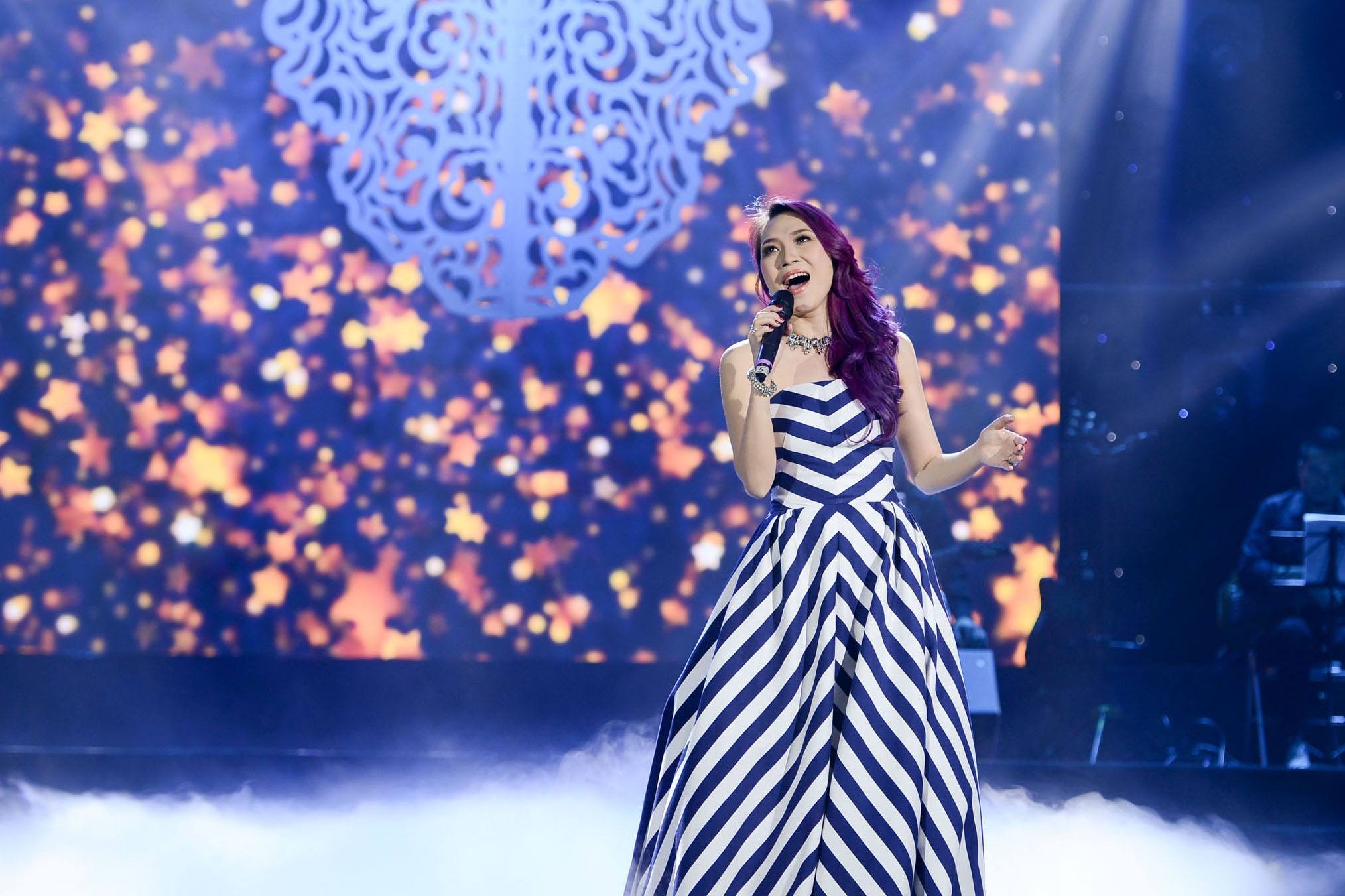 Mỹ Tâm cười tít mắt khi được fan nhí hun má ảnh 3 My Tam cuoi tit mat khi duoc fan nhi hun ma anh 3