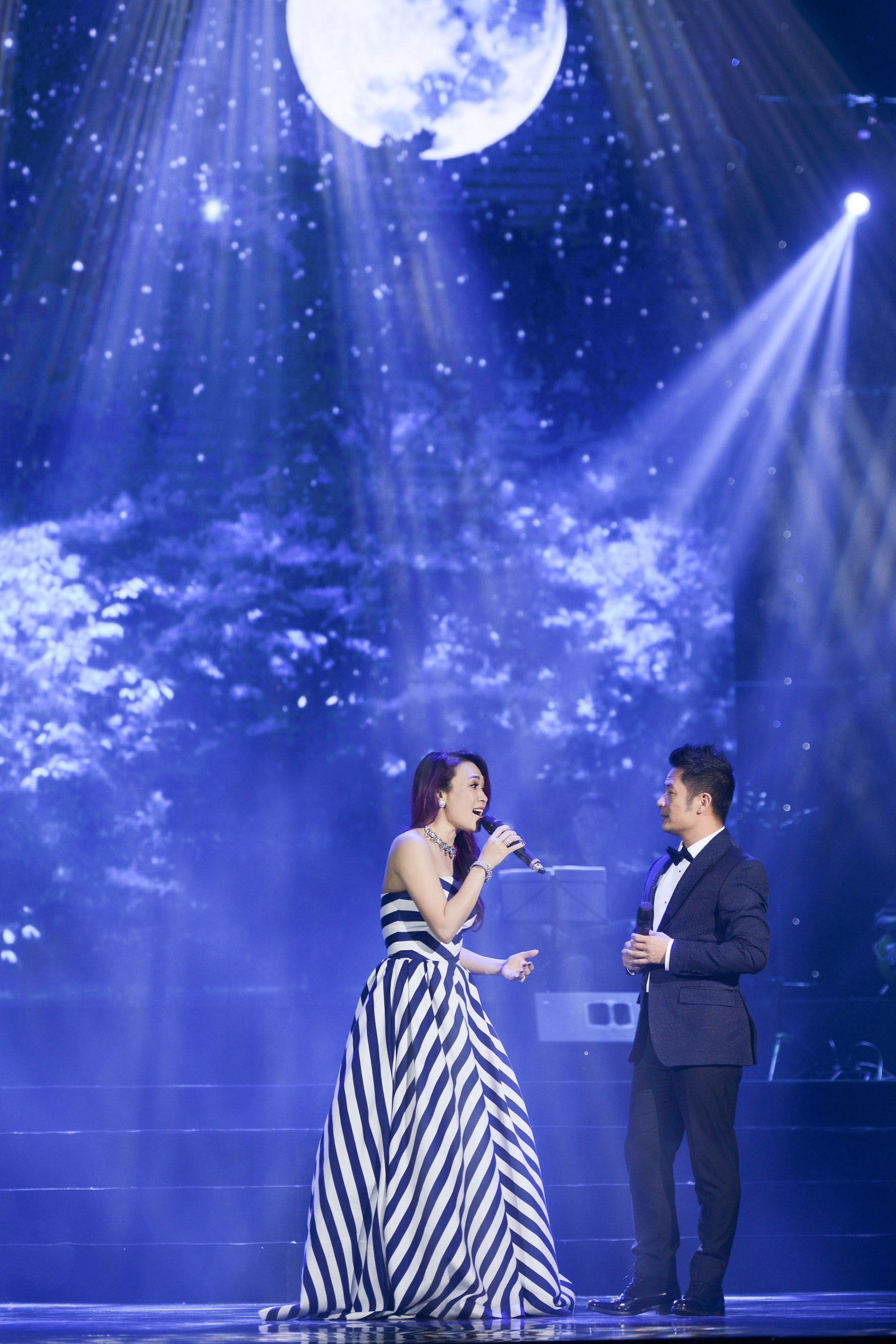 Mỹ Tâm cười tít mắt khi được fan nhí hun má ảnh 5 My Tam cuoi tit mat khi duoc fan nhi hun ma anh 5