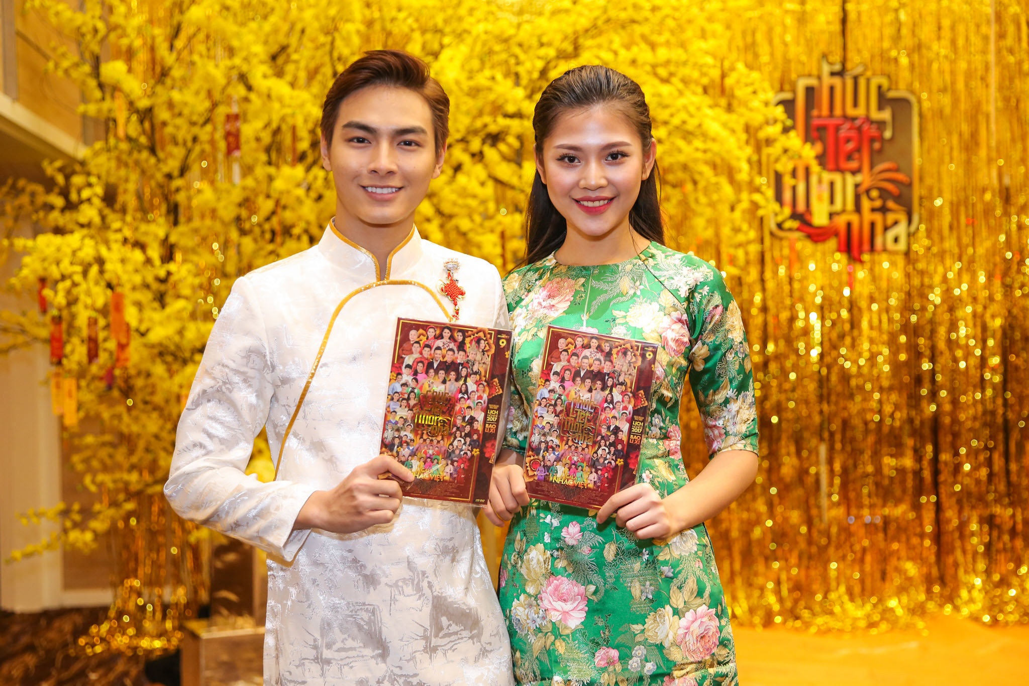 Dan sao Viet mac ao dai du hop bao ra mat DVD nhac Tet anh 8
