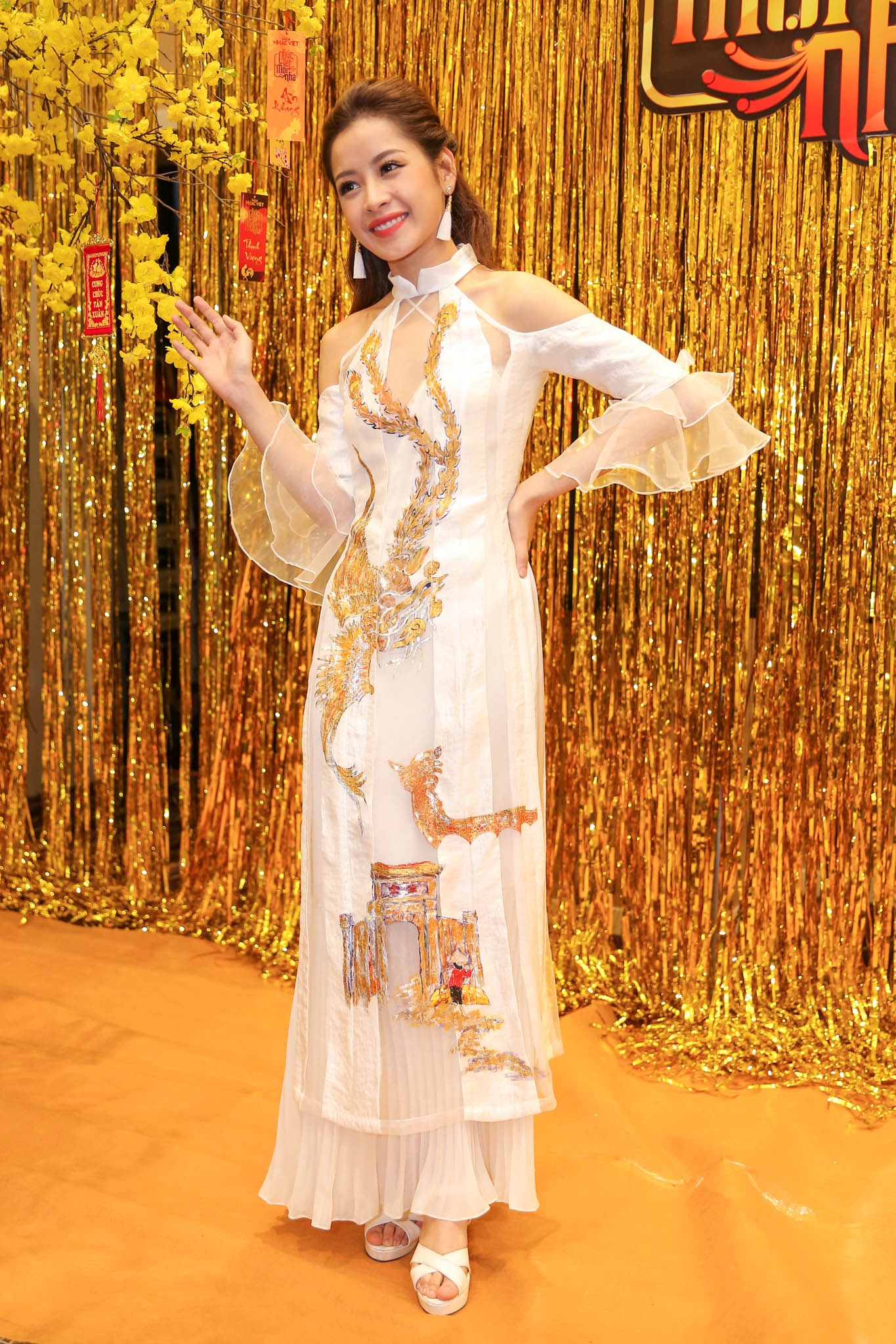 Dan sao Viet mac ao dai du hop bao ra mat DVD nhac Tet anh 1