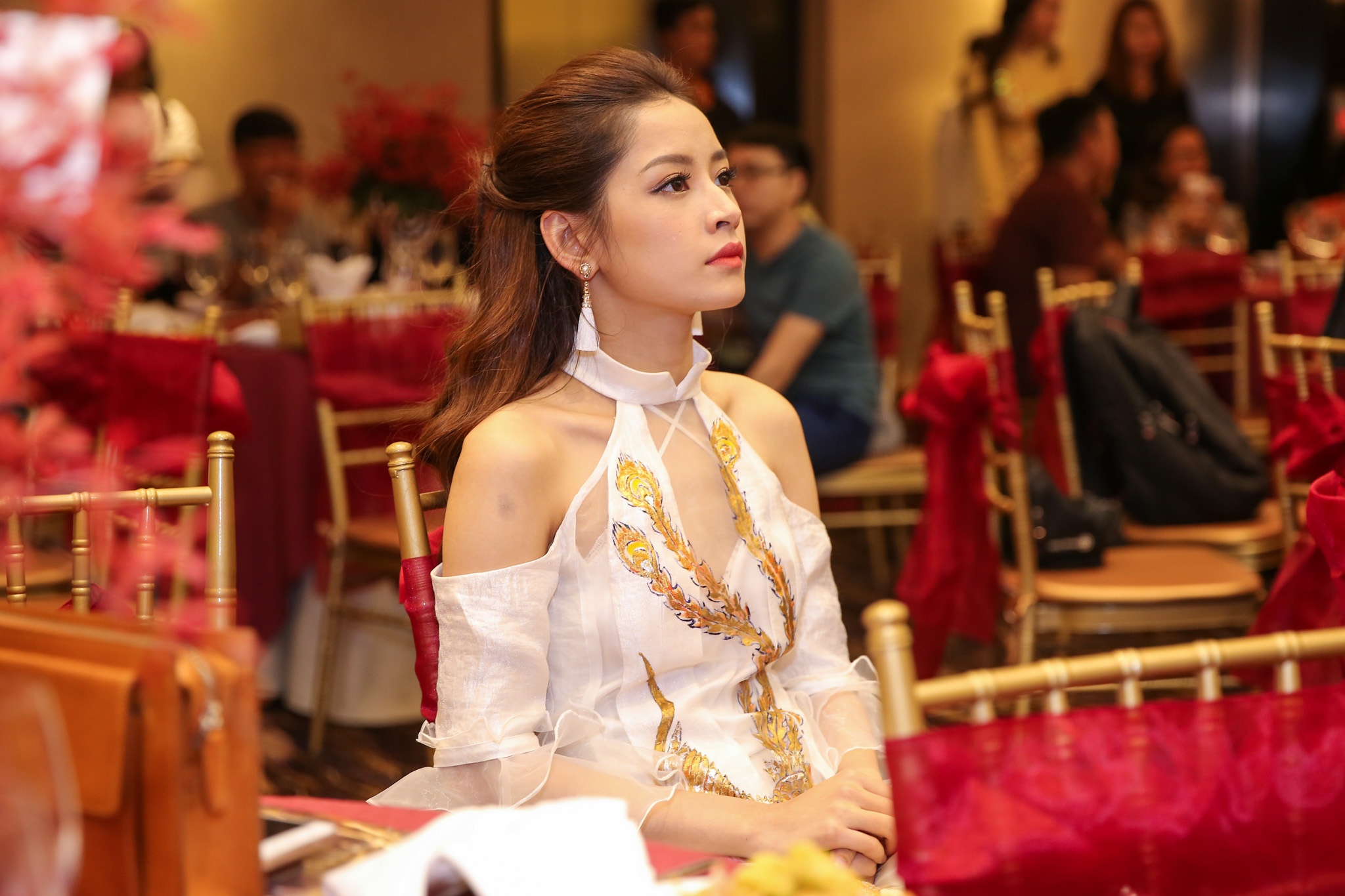Dan sao Viet mac ao dai du hop bao ra mat DVD nhac Tet anh 2