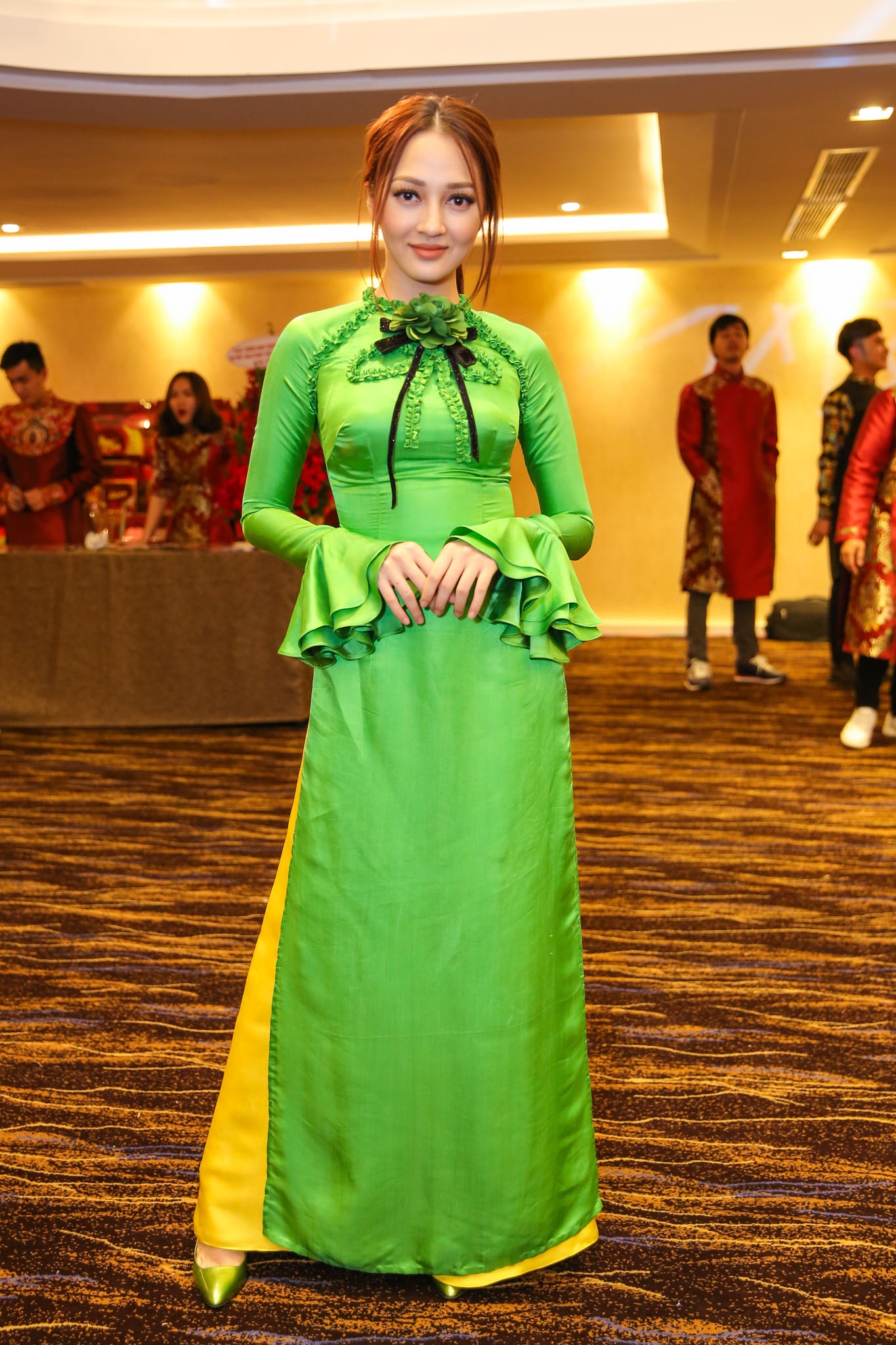 Dan sao Viet mac ao dai du hop bao ra mat DVD nhac Tet anh 4