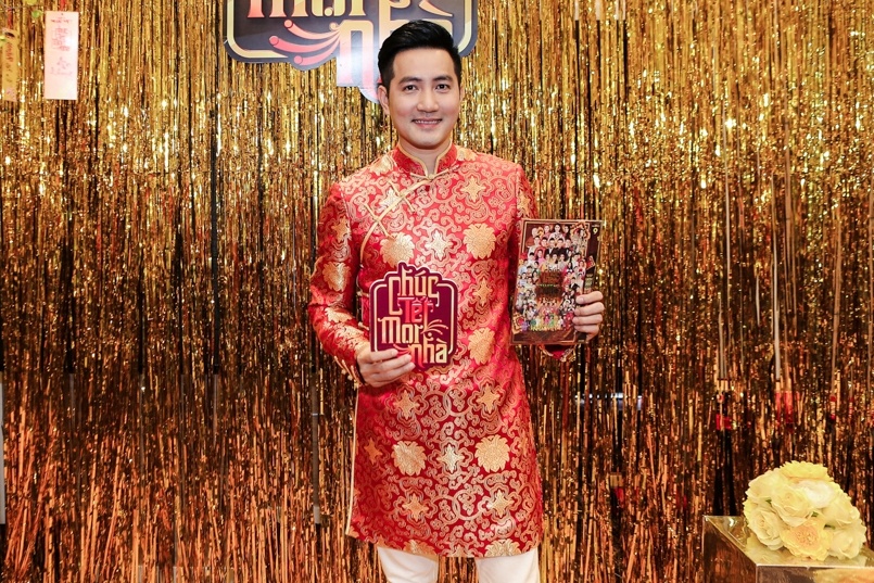 Dan sao Viet mac ao dai du hop bao ra mat DVD nhac Tet anh 10