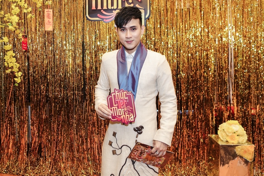 Dan sao Viet mac ao dai du hop bao ra mat DVD nhac Tet anh 12