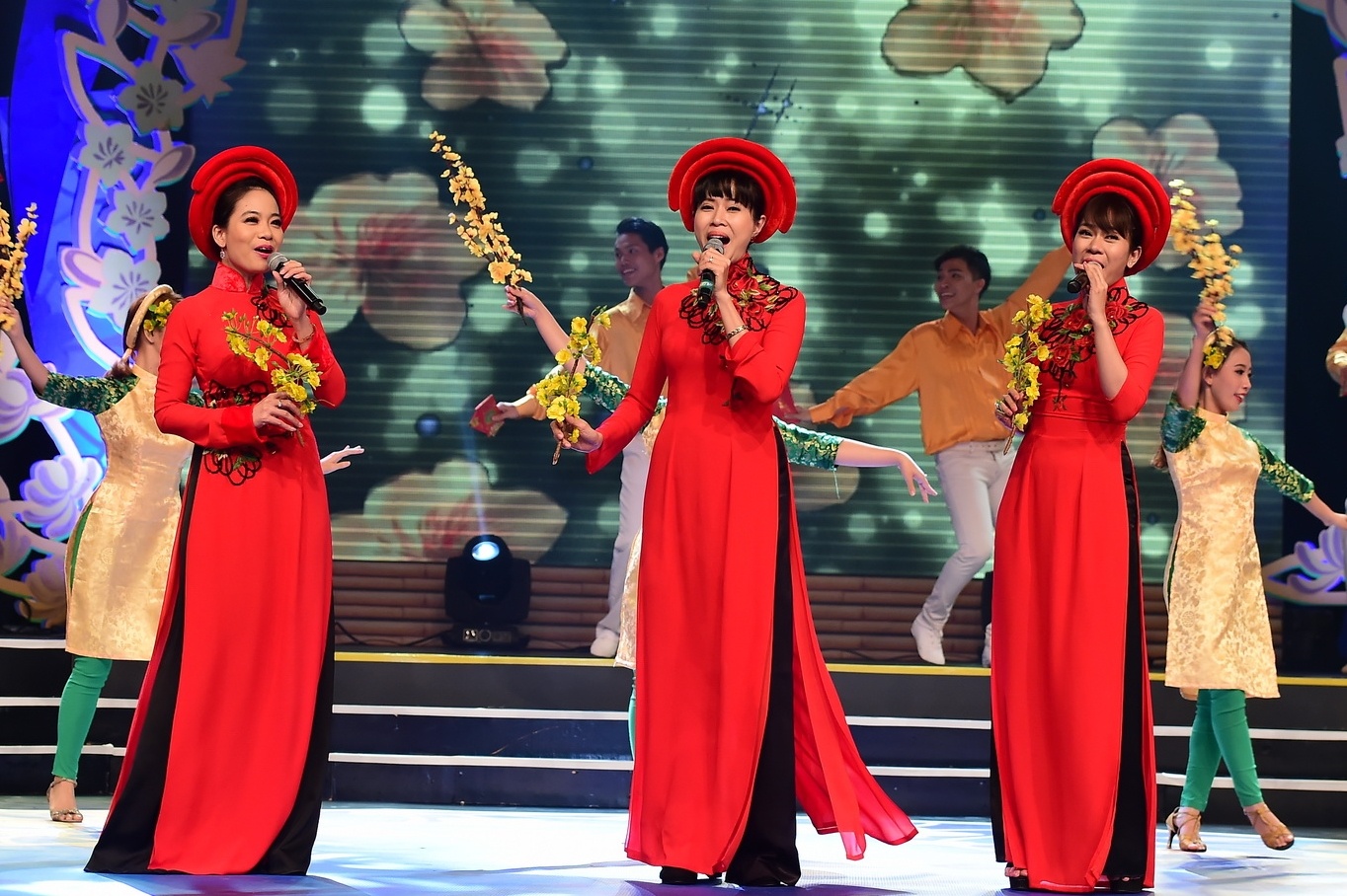 Ho Van Cuong hat Noi toi anh 10