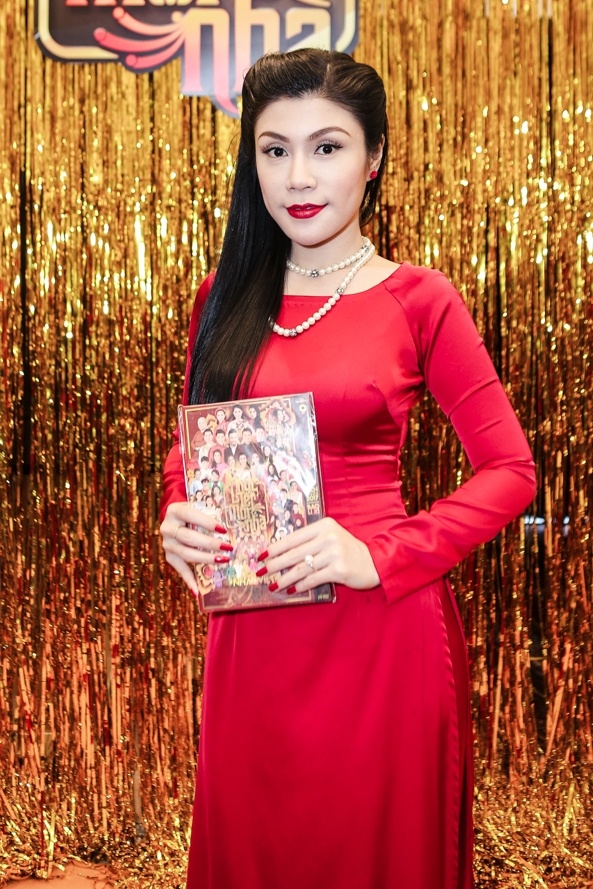 Dan sao Viet mac ao dai du hop bao ra mat DVD nhac Tet anh 9