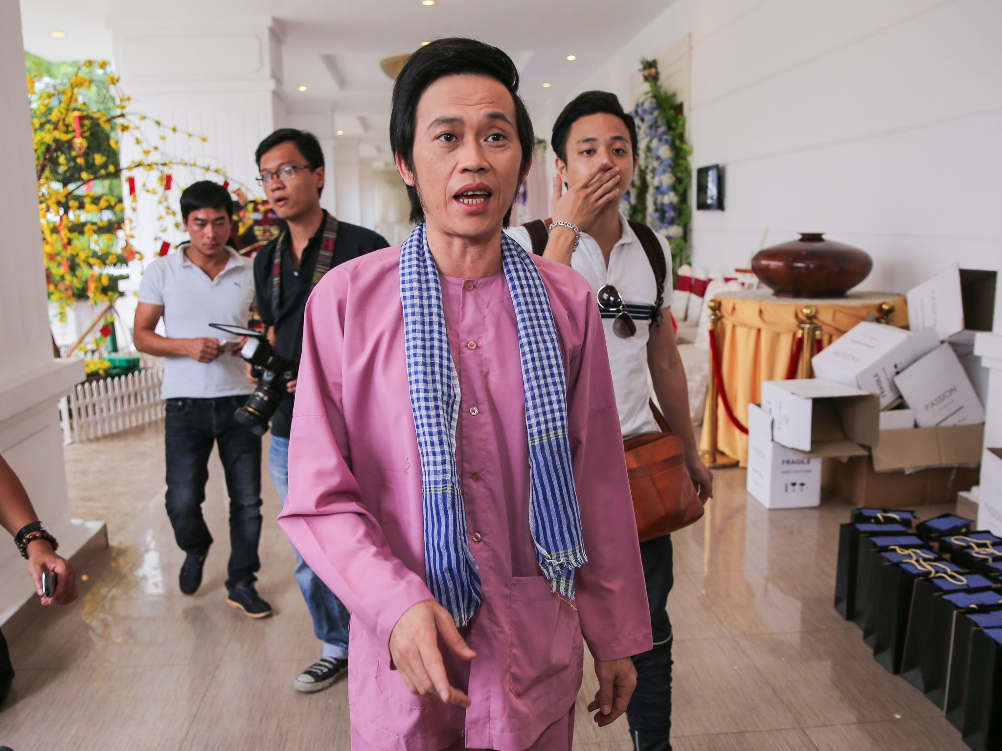 Hoài Linh xuất hiện khỏe mạnh sau khi nhập viện ảnh 2 Hoai Linh xuat hien khoe manh sau khi nhap vien anh 2