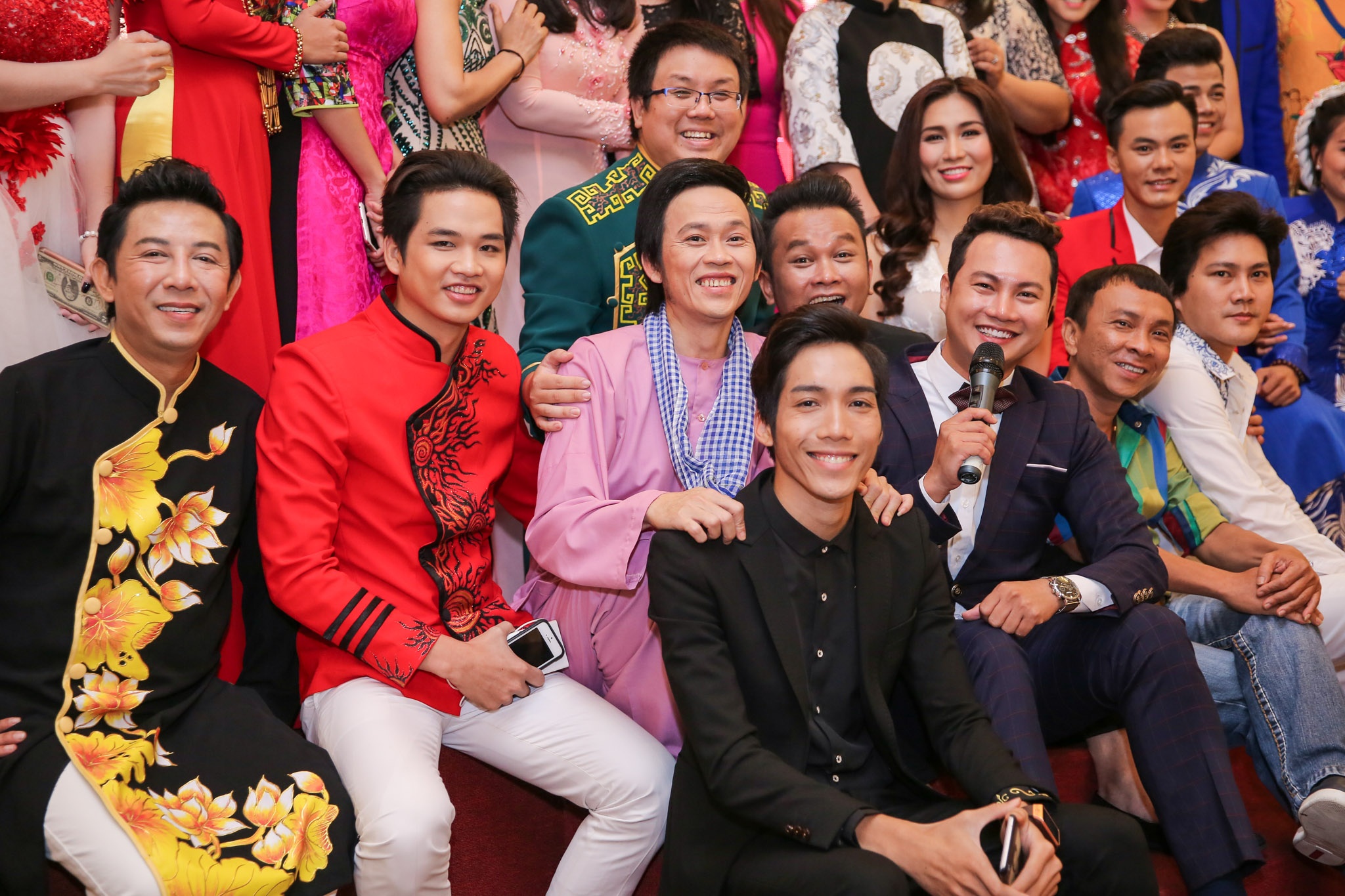 Hoài Linh xuất hiện khỏe mạnh sau khi nhập viện ảnh 9 Hoai Linh xuat hien khoe manh sau khi nhap vien anh 9