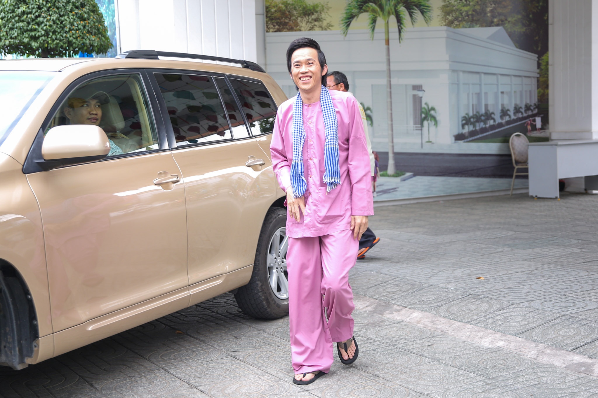 Hoài Linh xuất hiện khỏe mạnh sau khi nhập viện ảnh 1 Hoai Linh xuat hien khoe manh sau khi nhap vien anh 1