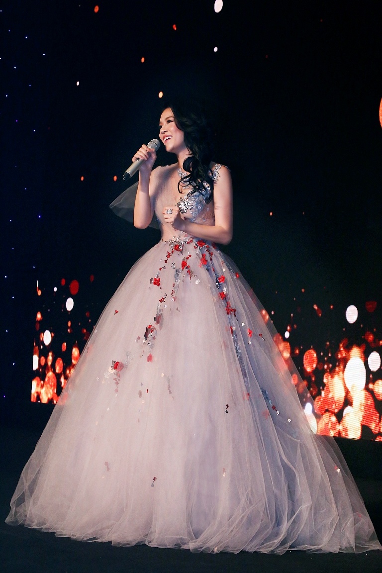 Thu Phuong trong dem nhac Goi ten bon mua anh 4