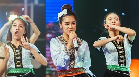 Hoang Yen Chibi doc rap cung co nghe si Quang Ly hinh anh