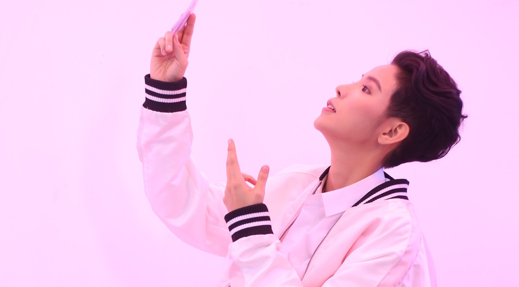 Vu Cat Tuong hoa ma-no-canh va the hien vu dao trong MV moi hinh anh