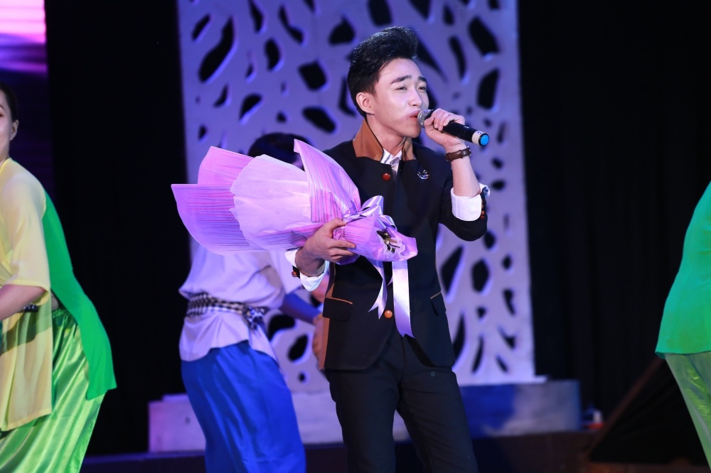 Dan Truong bo 100 show Tet de sang My voi vo con anh 2