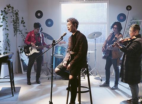 Trai nghiem nhung cam xuc trong tinh yeu qua MV moi cua Erik hinh anh