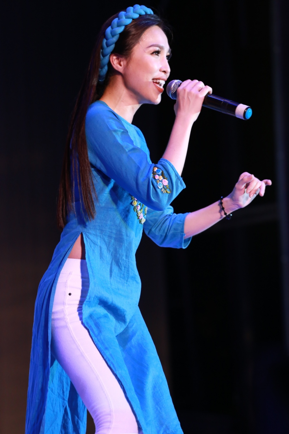 Hồ Ngọc Hà chân đất song ca cùng Đan Trường ảnh 6 Ho Ngoc Ha chan dat song ca cung Dan Truong anh 6