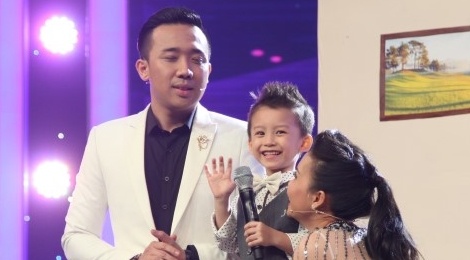 Xuat hien 'than dong bolero' 4 tuoi hat 'Duyen phan' hinh anh