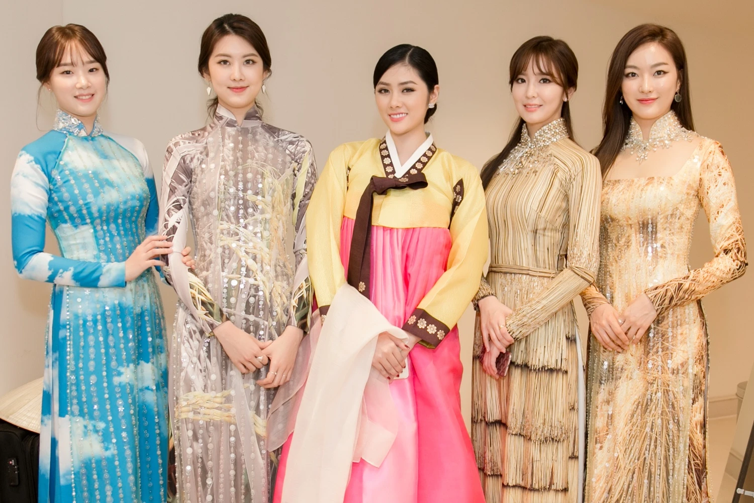 Huynh Tien dien Hanbok xinh dep giao luu cung Miss Korea anh 4