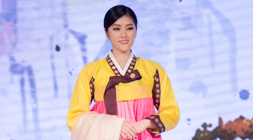 Huynh Tien dien Hanbok xinh dep giao luu cung Miss Korea anh 2