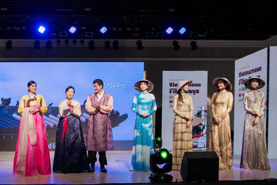 Huynh Tien dien Hanbok xinh dep giao luu cung Miss Korea anh 3