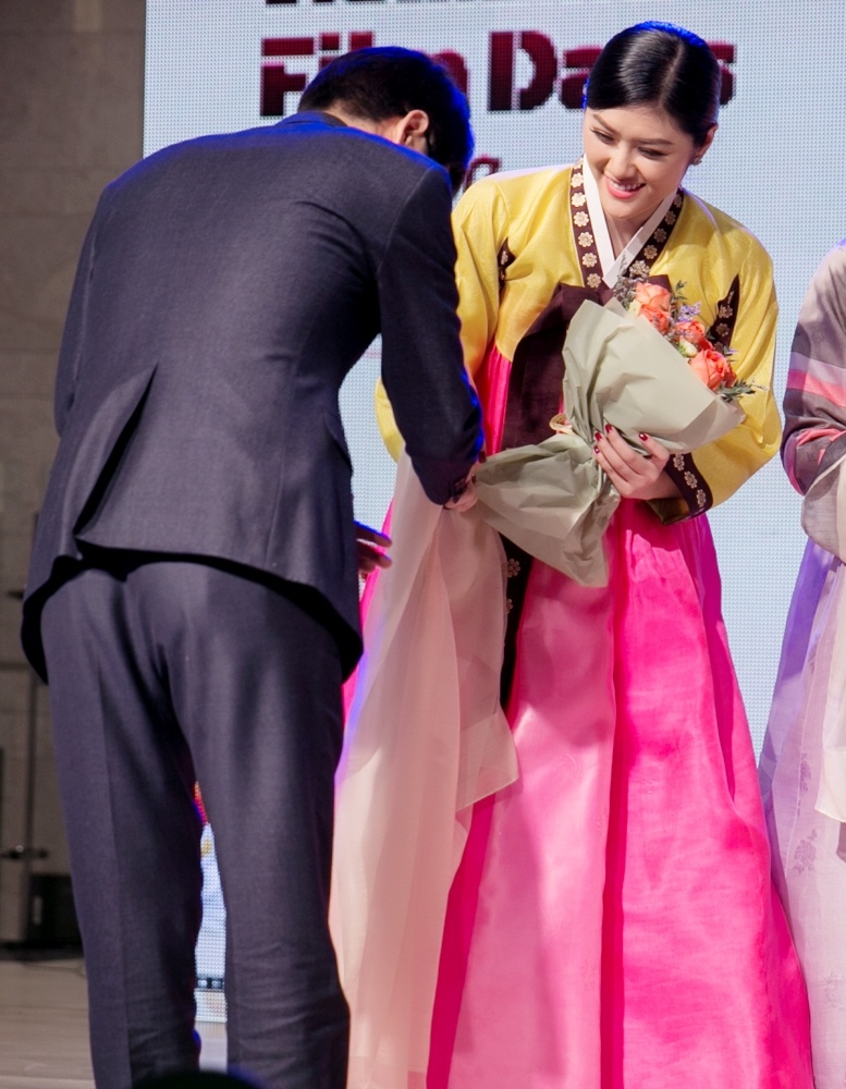 Huynh Tien dien Hanbok xinh dep giao luu cung Miss Korea anh 5