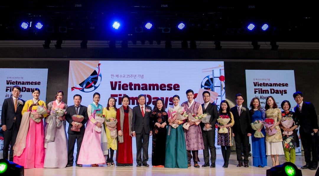 Huynh Tien dien Hanbok xinh dep giao luu cung Miss Korea anh 6