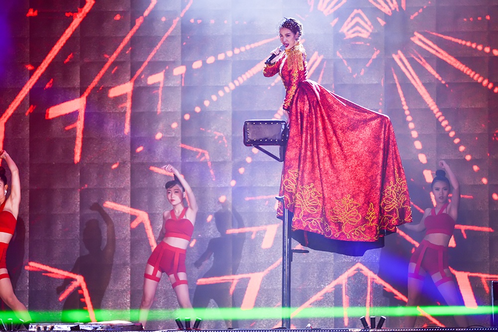 Hoàng Thùy Linh náo động sân vận động Mỹ Đình ảnh 3 Hoang Thuy Linh nao dong san van dong My Dinh anh 3