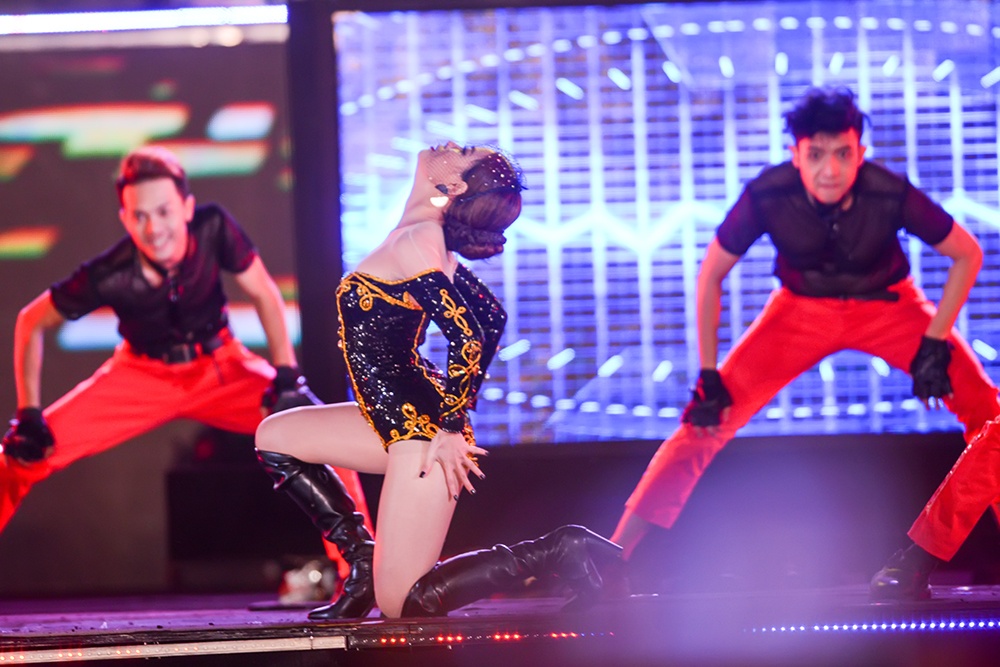 Hoàng Thùy Linh náo động sân vận động Mỹ Đình ảnh 8 Hoang Thuy Linh nao dong san van dong My Dinh anh 8