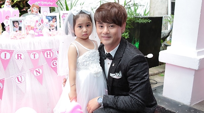 Ung Dai Ve lan dau to chuc sinh nhat cho con gai hinh anh