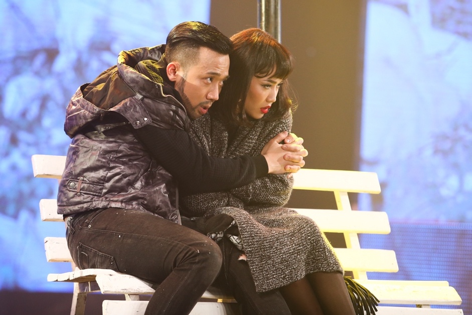 Tran Thanh cuong hon Dieu Nhi truoc dem giao thua anh 2