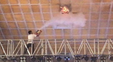 San khau dem nhac T-ara bi chay vi ban phao hoa hinh anh