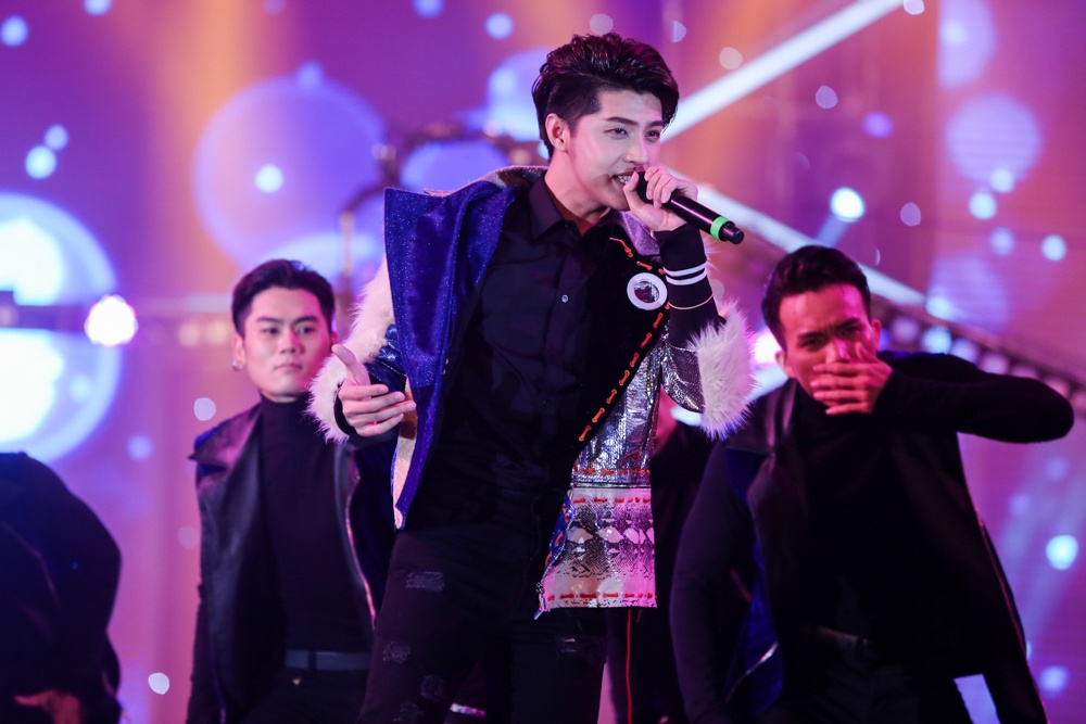 Noo Phuoc Thinh,  Toc Tien toa sang trong dem nhac anh 4