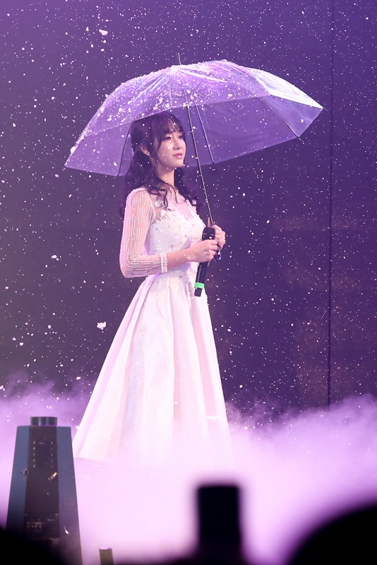 Noo Phuoc Thinh,  Toc Tien toa sang trong dem nhac anh 8