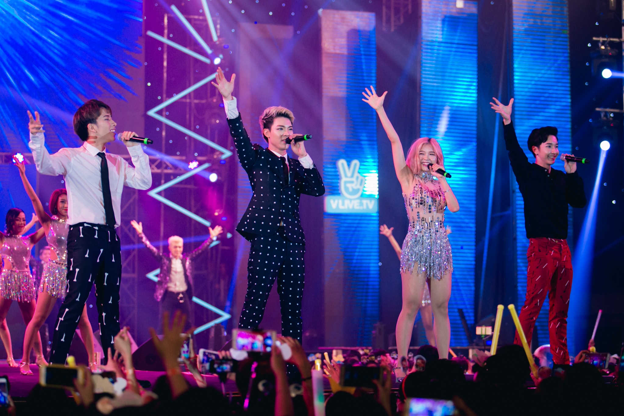 Noo Phuoc Thinh,  Toc Tien toa sang trong dem nhac anh 7