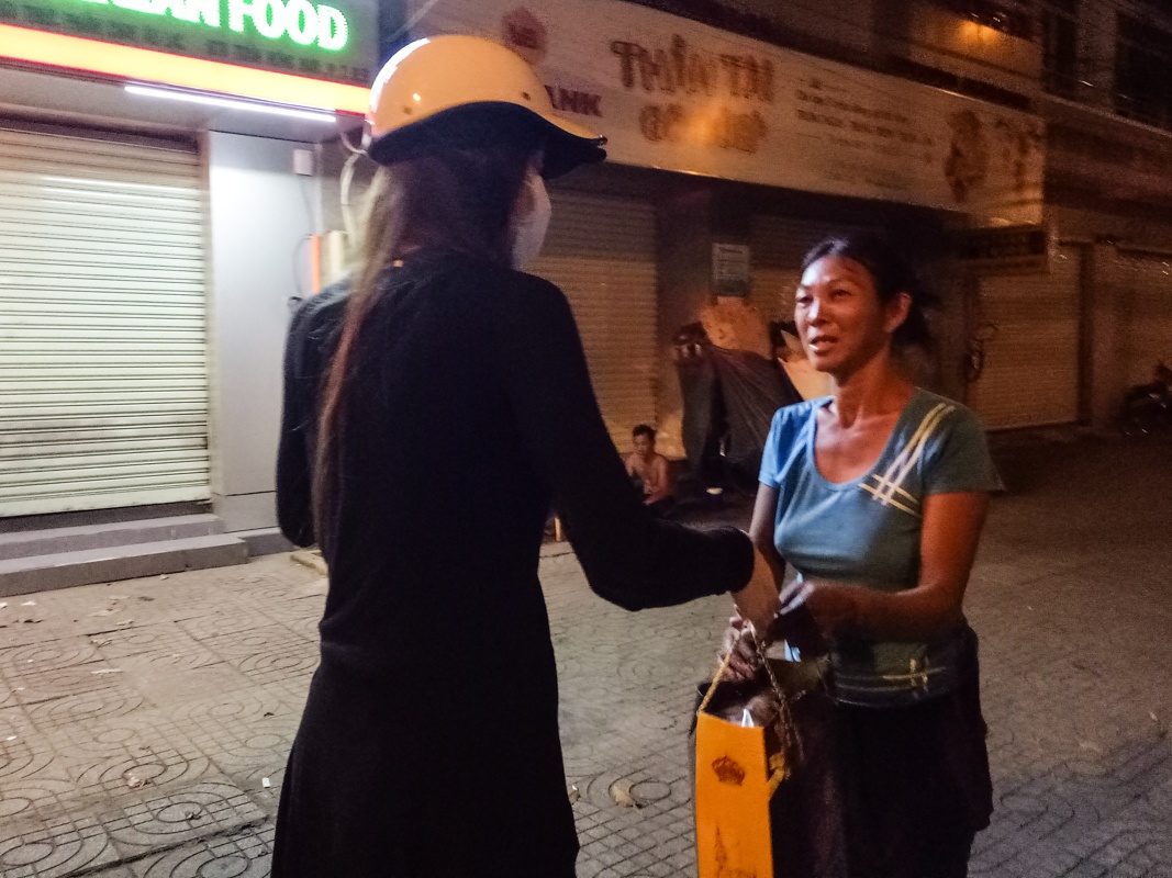 Hồ Ngọc Hà đi xe máy phát quà cho người vô gia cư ảnh 2 Ho Ngoc Ha di xe may phat qua cho nguoi vo gia cu anh 2