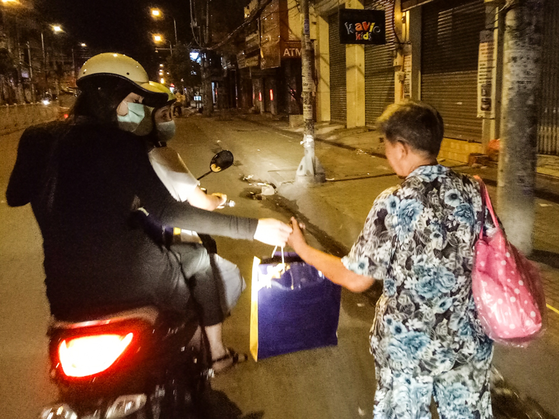 Ha Ho di xe may phat qua cho nguoi vo gia cu luc nua dem hinh anh