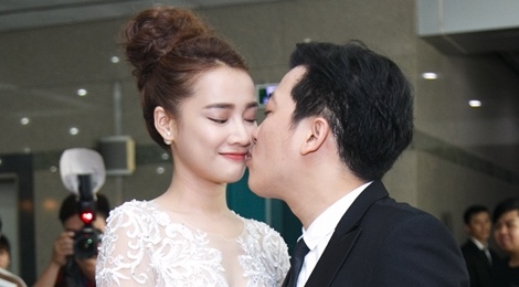 Truong Giang hon Nha Phuong tren tham do hinh anh