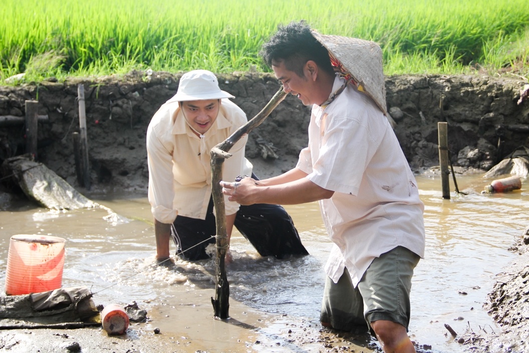 Minh Luan ru Hung Thuan ve que an Tet anh 2