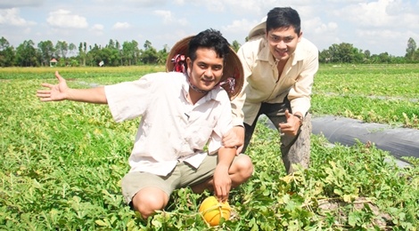 Minh Luan ru Hung Thuan ve que an Tet hinh anh