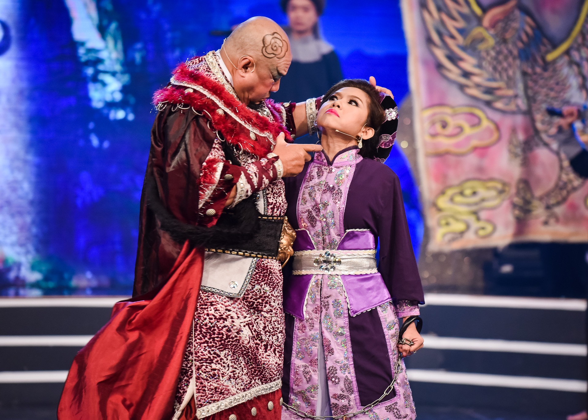 Trường Giang liên tục hôn Nhã Phương khi ăn mừng chiến thắng ảnh 9 Truong Giang lien tuc hon Nha Phuong khi an mung chien thang anh 9