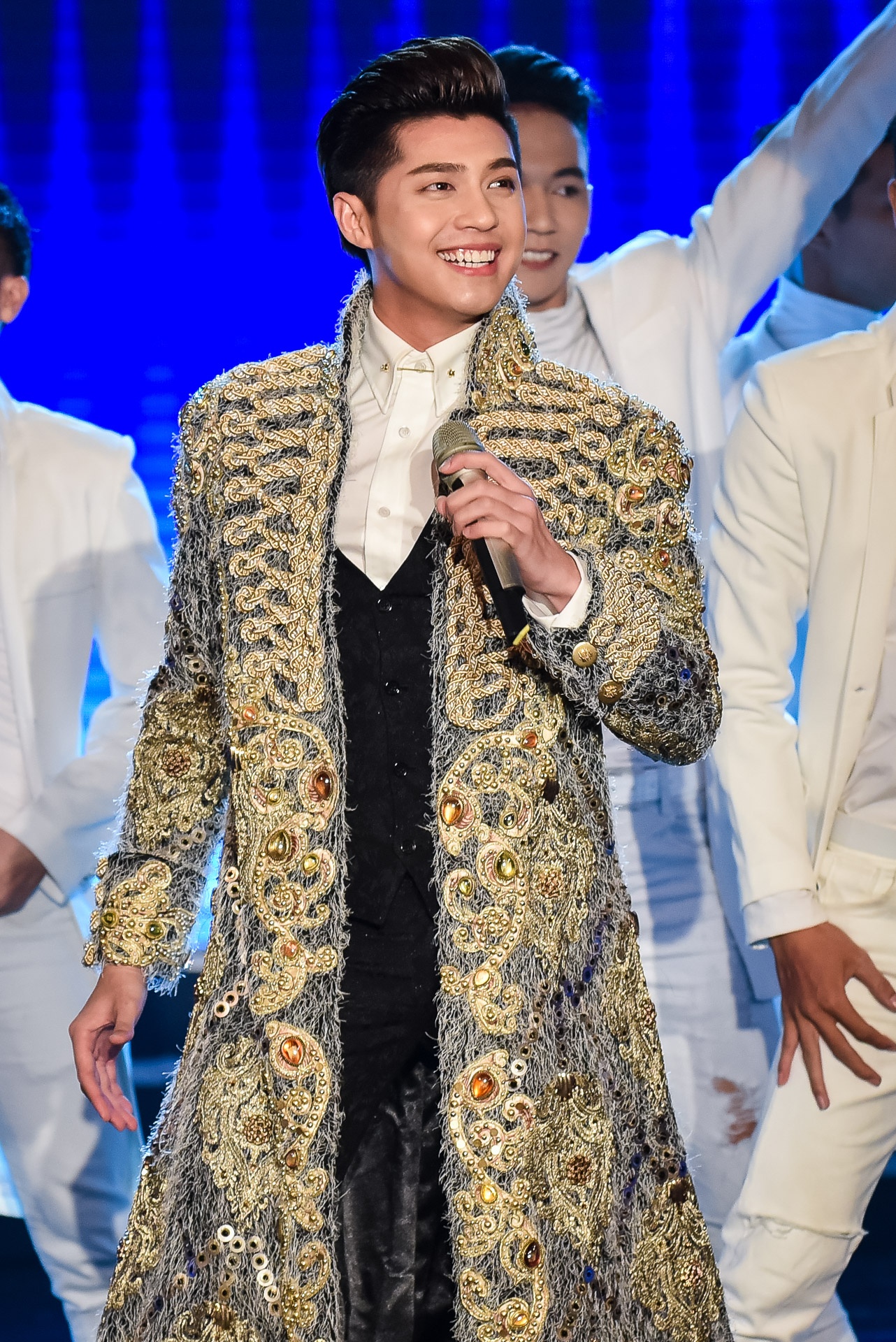 Trường Giang liên tục hôn Nhã Phương khi ăn mừng chiến thắng ảnh 11 Truong Giang lien tuc hon Nha Phuong khi an mung chien thang anh 11