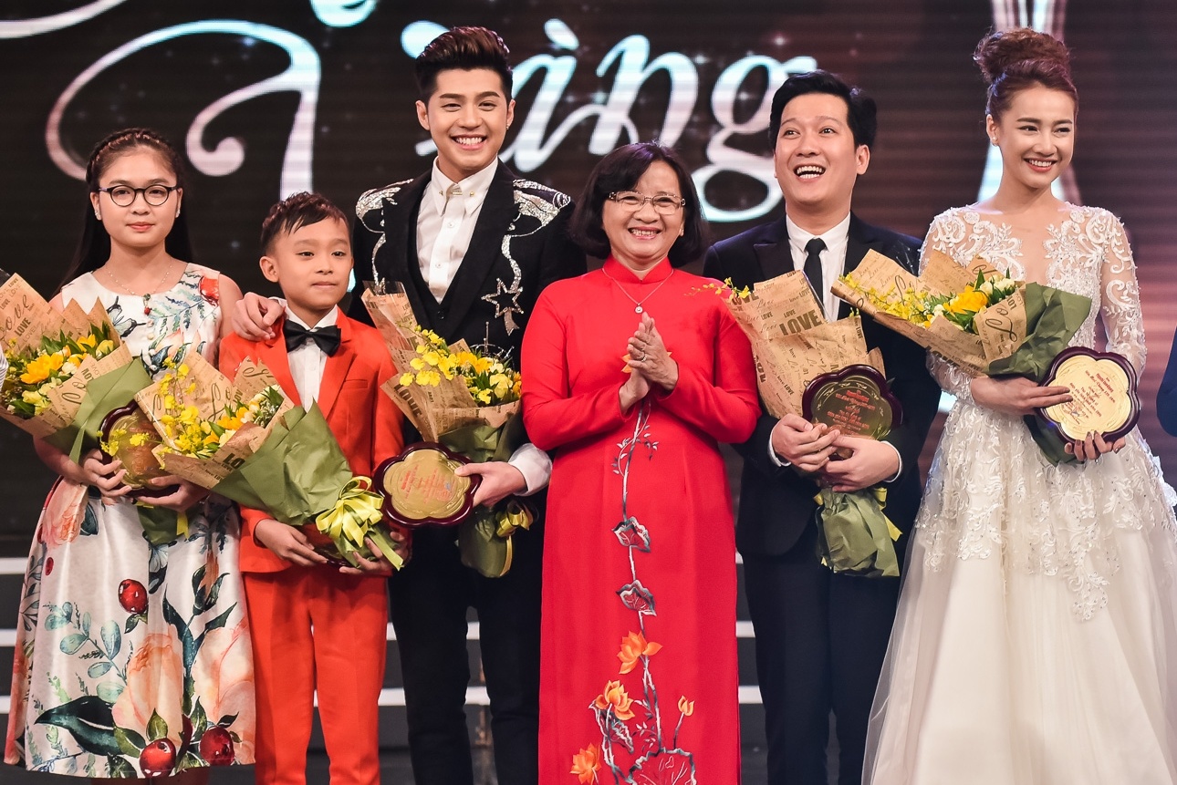 Trường Giang liên tục hôn Nhã Phương khi ăn mừng chiến thắng ảnh 2 Truong Giang lien tuc hon Nha Phuong khi an mung chien thang anh 2