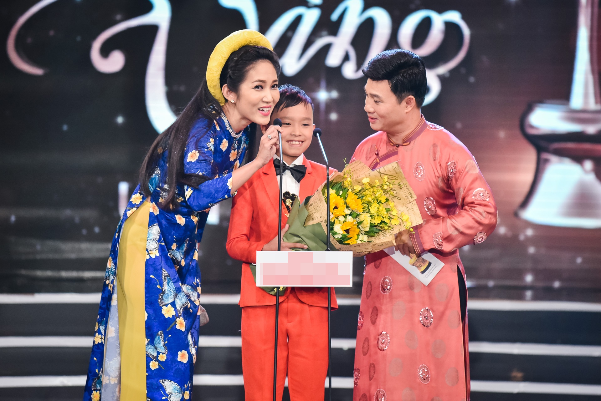 Trường Giang liên tục hôn Nhã Phương khi ăn mừng chiến thắng ảnh 1 Truong Giang lien tuc hon Nha Phuong khi an mung chien thang anh 1