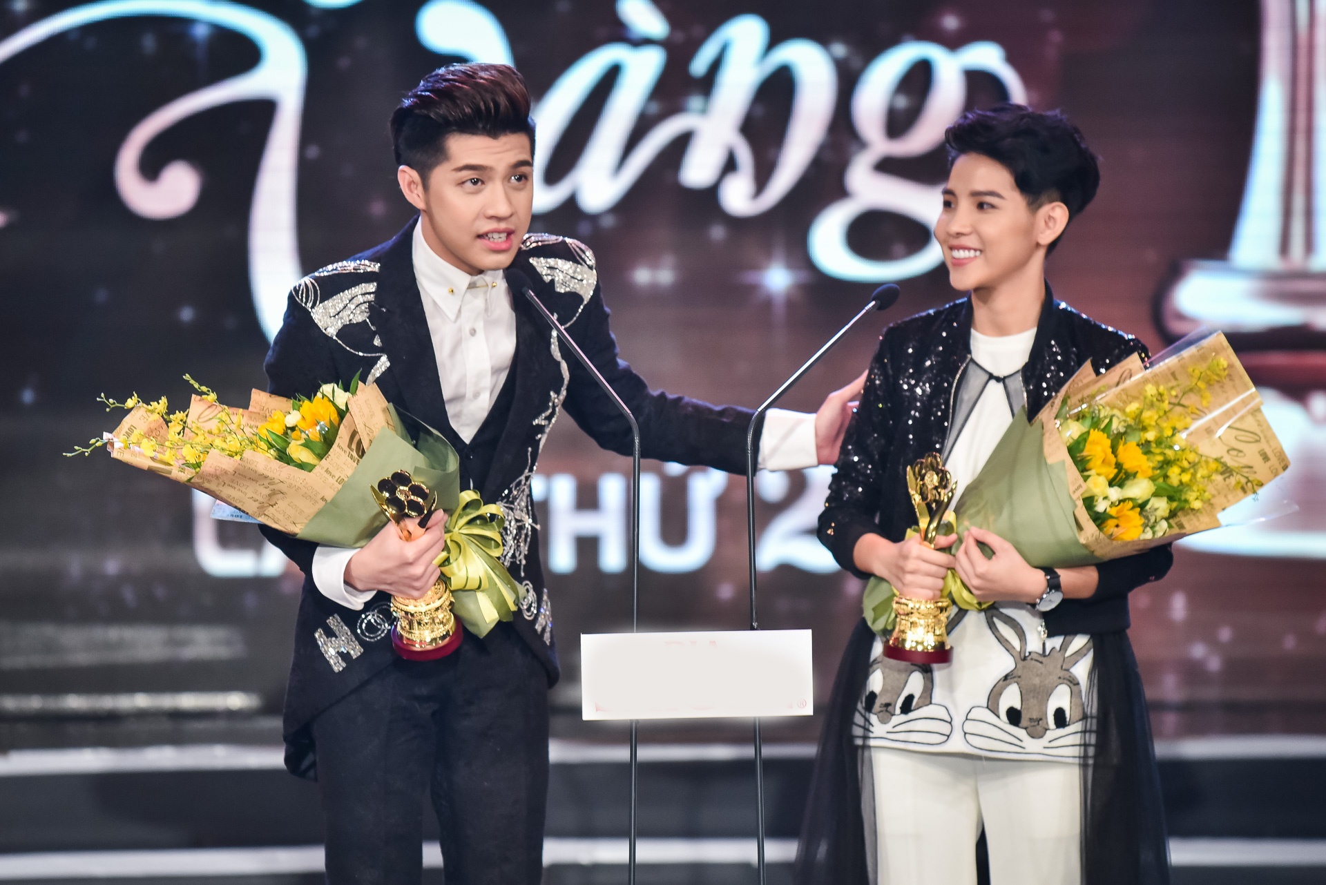 Trường Giang liên tục hôn Nhã Phương khi ăn mừng chiến thắng ảnh 7 Truong Giang lien tuc hon Nha Phuong khi an mung chien thang anh 7