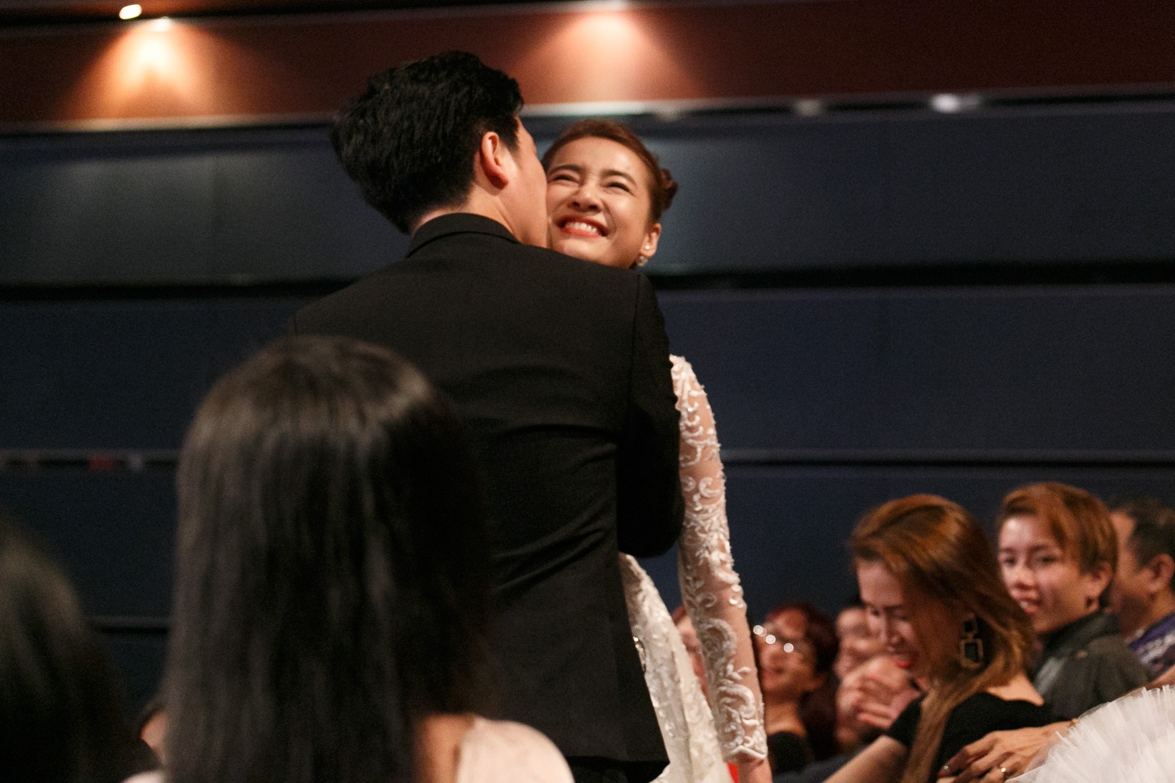 Trường Giang liên tục hôn Nhã Phương khi ăn mừng chiến thắng ảnh 4 Truong Giang lien tuc hon Nha Phuong khi an mung chien thang anh 4